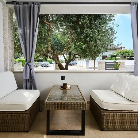 With Swimming Pool - 24680 Umag