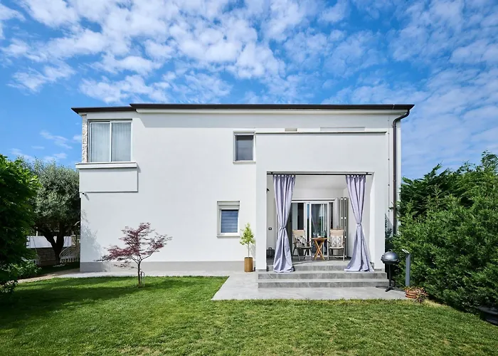 Apartman With Swimming Pool - 24680