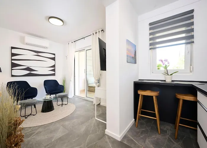 Apartman With Swimming Pool - 24680 *