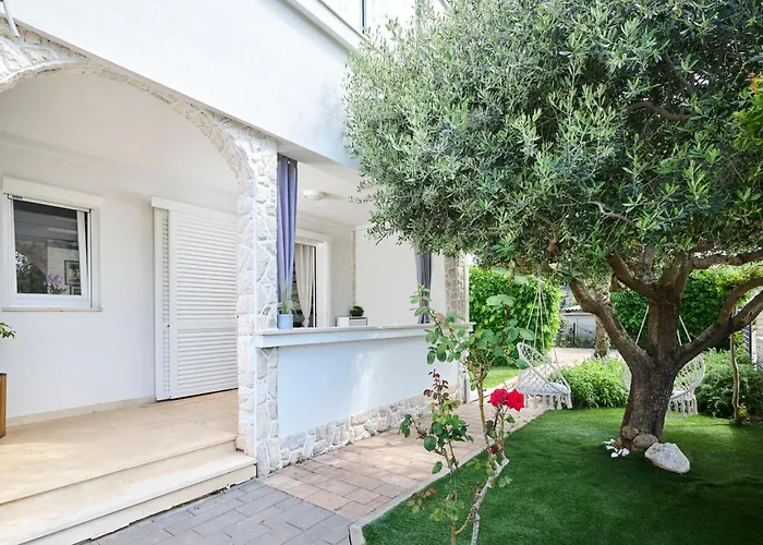 Apartman With Swimming Pool - 24680 *